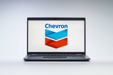 Prag, Çek Cumhuriyeti - 21 Ekim 2024: Yeryüzü arkaplan sembolü üzerinde dizüstü bilgisayar logosu