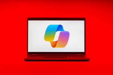 Prag, Çek Cumhuriyeti - 21 Ekim 2024: Microsoft Copilot logosunu gösteren dizüstü bilgisayar