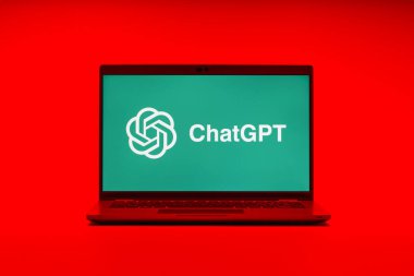 Prag, Çek Cumhuriyeti - 21 Ekim 2024: ChatGPT logosunu gösteren dizüstü bilgisayar