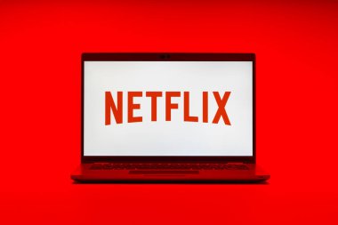 Prag, Çek Cumhuriyeti - 21 Ekim 2024: Netflix logosunu gösteren dizüstü bilgisayar