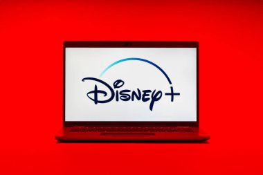 Prag, Çek Cumhuriyeti - 21 Ekim 2024: Disney + logosunu gösteren modern dizüstü bilgisayar ekranı