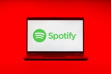 Prag, Çek Cumhuriyeti - 21 Ekim 2024: Spotify logosunu gösteren modern bilgisayar ekranı