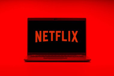 Prag, Çek Cumhuriyeti - 21 Ekim 2024: Netflix logosunu gösteren modern dizüstü bilgisayar ekranı