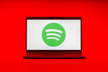 Prag, Çek Cumhuriyeti - 21 Ekim 2024: Spotify logosunu gösteren modern bilgisayar ekranı