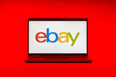 Prag, Çek Cumhuriyeti - 21 Ekim 2024: ebay logosunu gösteren modern dizüstü bilgisayar ekranı