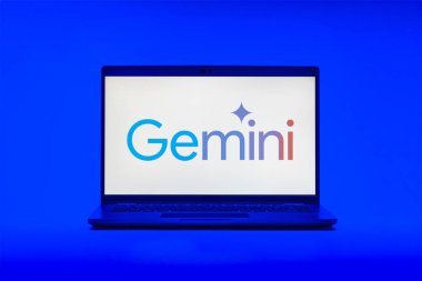 Prag, Çek Cumhuriyeti - 21 Ekim 2024: Gemini logosunu gösteren modern dizüstü bilgisayar ekranı
