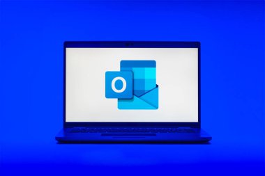 Prag, Çek Cumhuriyeti - 21 Ekim 2024: Microsoft Outlook logosunu gösteren dizüstü bilgisayar ekranı