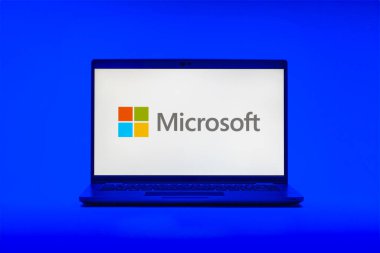Prag, Çek Cumhuriyeti - 21 Ekim 2024: Microsoft logosunu gösteren dizüstü bilgisayar ekranı