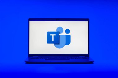 Prag, Çek Cumhuriyeti - 21 Ekim 2024: Microsoft Ekip logolarını gösteren dizüstü bilgisayar ekranı