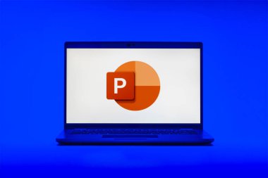Prag, Çek Cumhuriyeti - 21 Ekim 2024: PowerPoint logosunu gösteren dizüstü bilgisayar ekranı