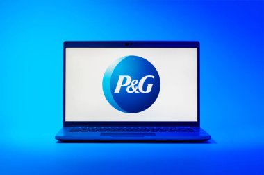 Prag, Çek Cumhuriyeti - 21 Ekim 2024: P & G logosunu gösteren dizüstü bilgisayar ekranı