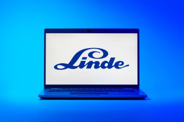 Prag, Çek Cumhuriyeti - 21 Ekim 2024: Linde logosunu gösteren dizüstü bilgisayar ekranı