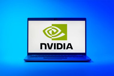 Prag, Çek Cumhuriyeti - 21 Ekim 2024: Nvidia logosunu gösteren dizüstü bilgisayar ekranı