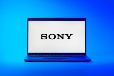 Prag, Çek Cumhuriyeti - 21 Ekim 2024: Sony logosunu gösteren dizüstü bilgisayar ekranı