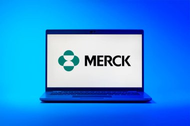 Prag, Çek Cumhuriyeti - 21 Ekim 2024: MERCK logosunu gösteren dizüstü bilgisayar ekranı
