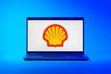 Prag, Çek Cumhuriyeti - 21 Ekim 2024: Kabuk petrol logosunu gösteren dizüstü bilgisayar ekranı