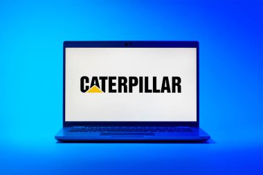 Prag, Çek Cumhuriyeti - 21 Ekim 2024: Arkaplanda dizüstü bilgisayar ekranı tırtıl logosunu gösteriyor