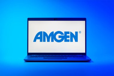 Prag, Çek Cumhuriyeti - 21 Ekim 2024: amgen logosunu gösteren dizüstü bilgisayar ekranı