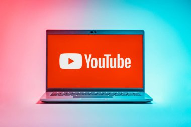 Prag, Çek Cumhuriyeti - 21 Ekim 2024: Youtube logosunu gösteren dizüstü bilgisayar ekranı