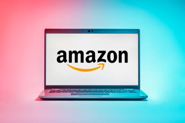Prag, Çek Cumhuriyeti - 21 Ekim 2024: Amazon logosunu gösteren dizüstü bilgisayar ekranı