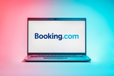 Prag, Çek Cumhuriyeti - 21 Ekim 2024: Booing.com logosunu gösteren dizüstü bilgisayar ekranı