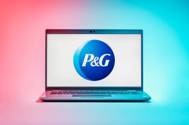 Prag, Çek Cumhuriyeti - 21 Ekim 2024: P & G logosunu gösteren dizüstü bilgisayar ekranı