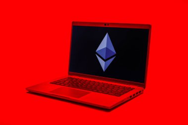 Prag, Çek Cumhuriyeti - 21 Ekim 2024: Ethereum logosunu gösteren dizüstü bilgisayar ekranı