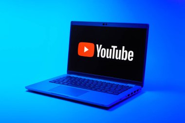 Prag, Çek Cumhuriyeti - 21 Ekim 2024: Youtube logosunu gösteren dizüstü bilgisayar ekranı