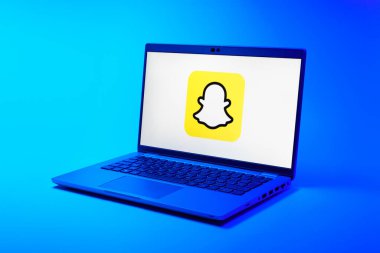 Prag, Çek Cumhuriyeti - 21 Ekim 2024: Snapchat logosunu gösteren dizüstü bilgisayar ekranı