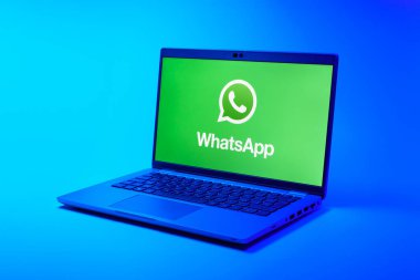 Prag, Çek Cumhuriyeti - 21 Ekim 2024: yüzeyde dizüstü bilgisayar ekranı Whatsapp logosunu gösteriyor