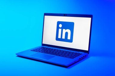 Prag, Çek Cumhuriyeti - 21 Ekim 2024: LinkedIn logosunu gösteren dizüstü bilgisayar ekranı
