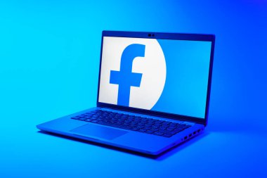 Prag, Çek Cumhuriyeti - 21 Ekim 2024: Facebook logosunu gösteren modern dizüstü bilgisayar ekranı