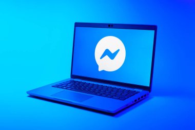 Prag, Çek Cumhuriyeti - 21 Ekim 2024: Facebook kurye logosunu gösteren modern laptop ekranı
