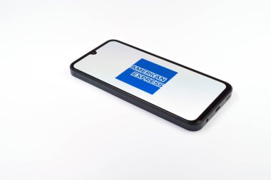 Prag, Çek Cumhuriyeti - 21 Ekim 2024: Amerikan Ekspres logosunu gösteren modern akıllı telefon aygıtı.