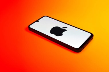 Prag, Çek Cumhuriyeti - 10 21 2024: Apple logosunu gösteren akıllı telefon.