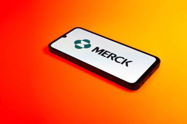 Prag, Çek Cumhuriyeti - 10 21 2024: Merck logosunu gösteren akıllı telefon.