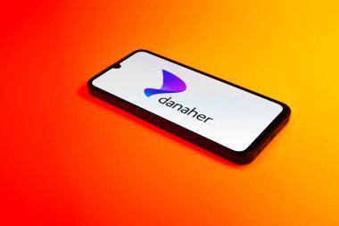 Prag, Çek Cumhuriyeti - 720 2024: Danaher logosunu gösteren akıllı telefon