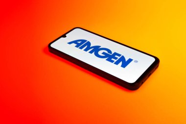 Prag, Çek Cumhuriyeti - 720 2024: Amgen logosunu gösteren akıllı telefon