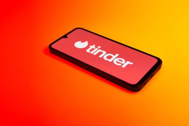 Prag, Çek Cumhuriyeti - 21 Ekim 2024: Tinder logosunu gösteren modern akıllı telefon aygıtı.