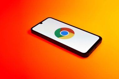Prag, Çek Cumhuriyeti - 21 Ekim 2024: Google Chrome logosunu gösteren modern akıllı telefon aygıtı.