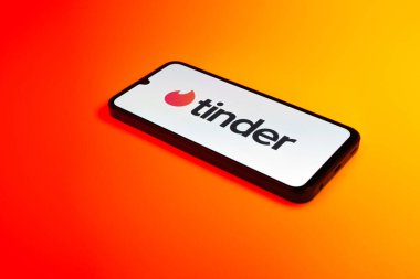 Prag, Çek Cumhuriyeti - 21 Ekim 2024: Tinder logosunu gösteren modern akıllı telefon aygıtı.