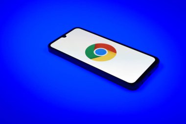 Prag, Çek Cumhuriyeti - 21 Ekim 2024: Google Chrome logosunu gösteren modern akıllı telefon aygıtı.