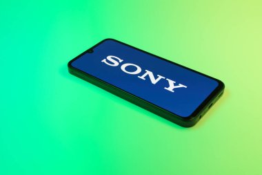 Prag, Çek Cumhuriyeti - 10 21 2024: Sony logosunu gösteren akıllı telefon.