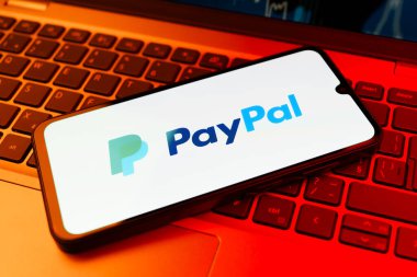 Prag, Çek Cumhuriyeti - 720 2024: PayPal logosunu gösteren akıllı telefon