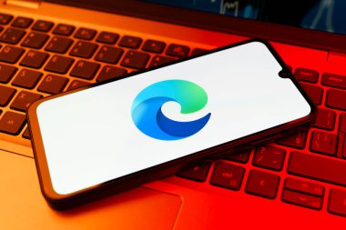 Prag, Çek Cumhuriyeti - 720 2024: Sınırın logosunu gösteren akıllı telefon