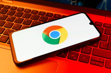 Prag, Çek Cumhuriyeti - 21 Ekim 2024: Google Chrome logosunu gösteren dizüstü bilgisayardaki modern akıllı telefon aygıtı.