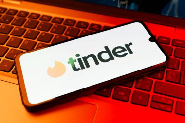 Prag, Çek Cumhuriyeti - 720 2024: Tinder logosunu gösteren akıllı telefon