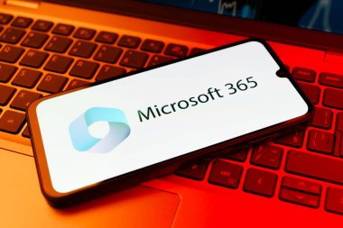 Prag, Çek Cumhuriyeti - 720 2024: Microsoft 365 logosunu gösteren akıllı telefon