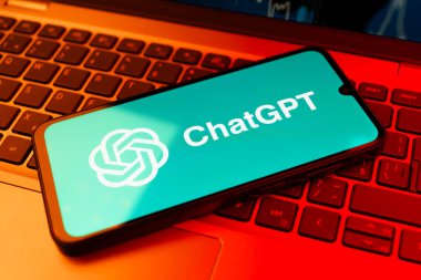 Prag, Çek Cumhuriyeti - 720 2024: ChatGPT logosunu gösteren akıllı telefon