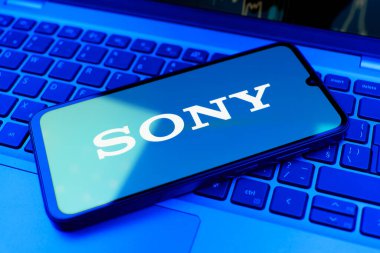 Prag, Çek Cumhuriyeti - 720 2024: Sony logosunu gösteren akıllı telefon